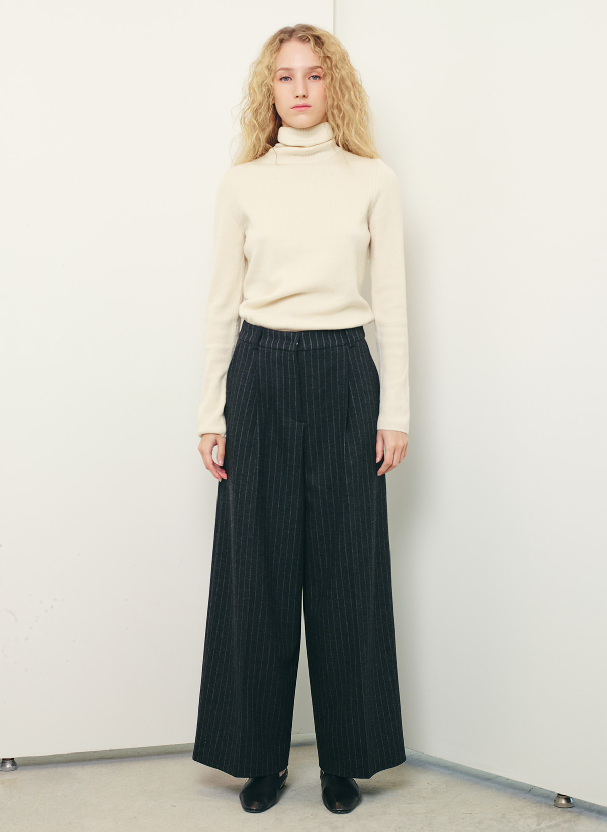 [마마무 휘인,ITZY 유나,이유리 착용] wool stripe pants (dark gray)